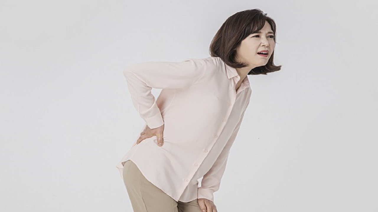 허리 폈을 때 통증 악화되면 '척추관협착증' 의심